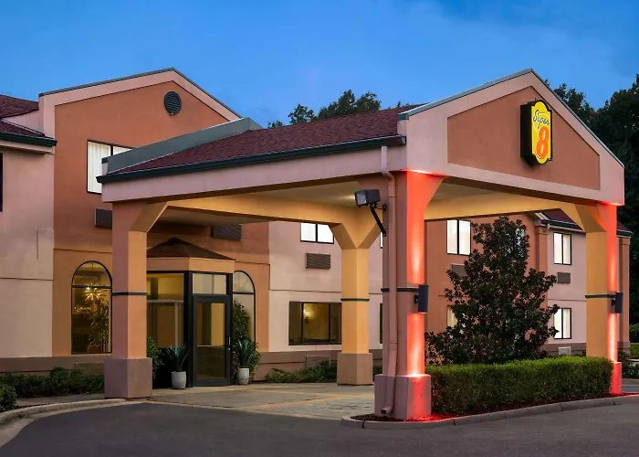 Hotel with pool: Super 8 By Wyndham Clinton