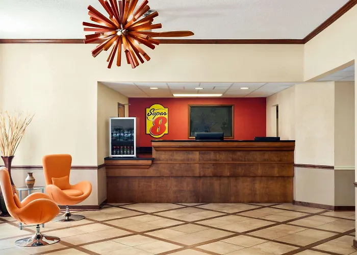 Hotel with pool: Super 8 By Wyndham Clinton